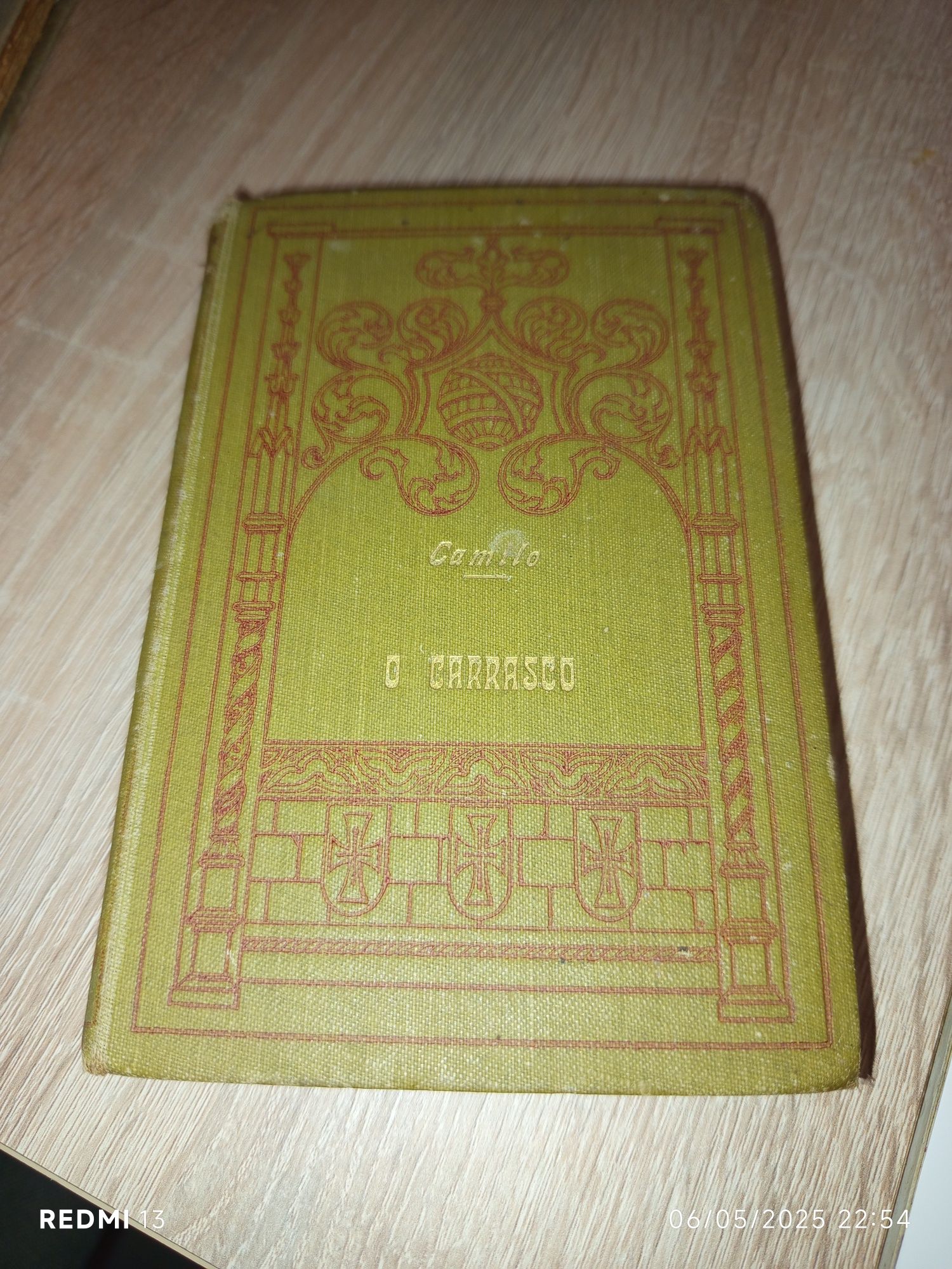 Livro antigo O Carrasco, de Camilo Castelo Branco