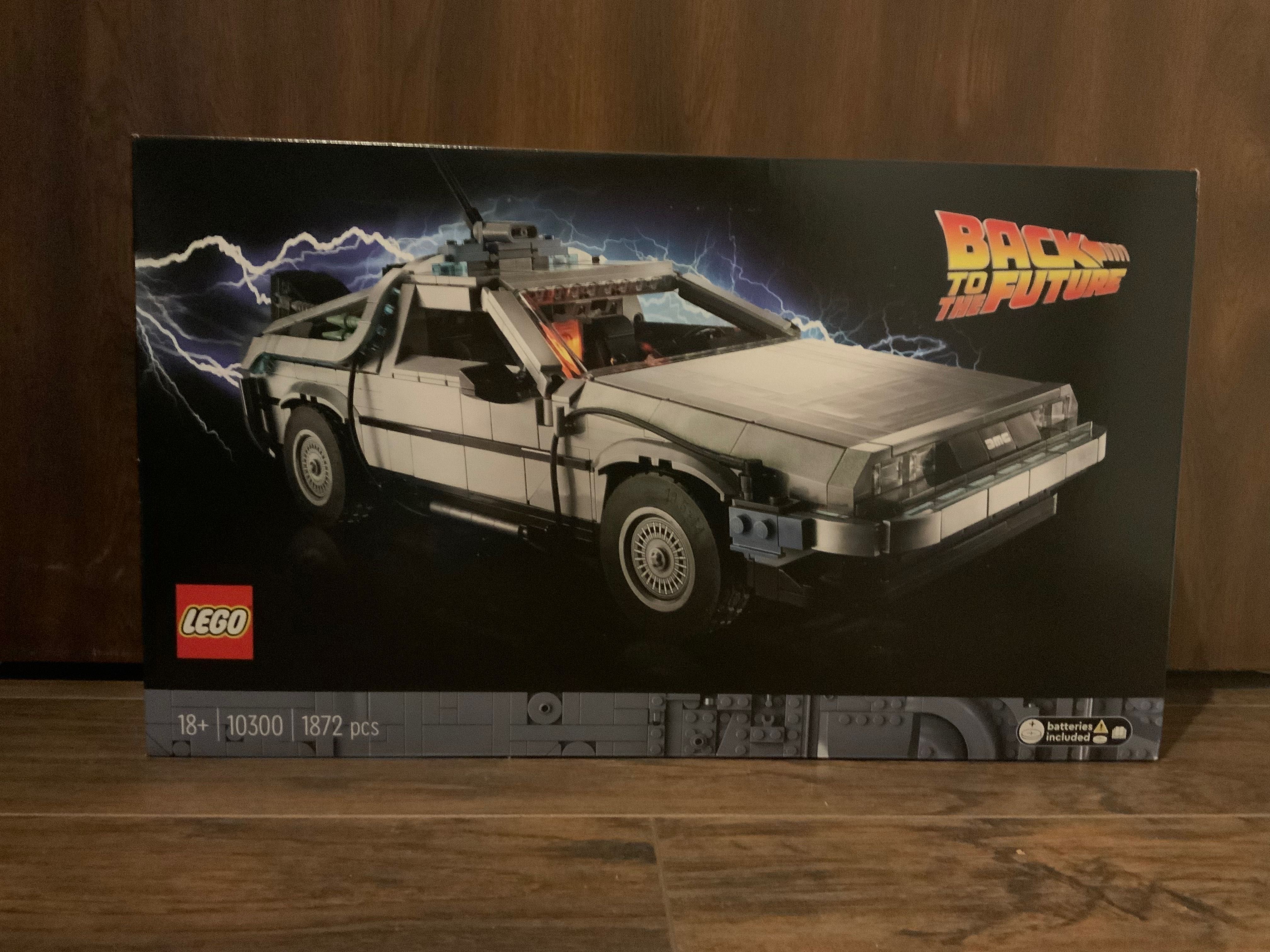 LEGO 10300 Wehikuł czasu z „Powrotu do przyszłości”