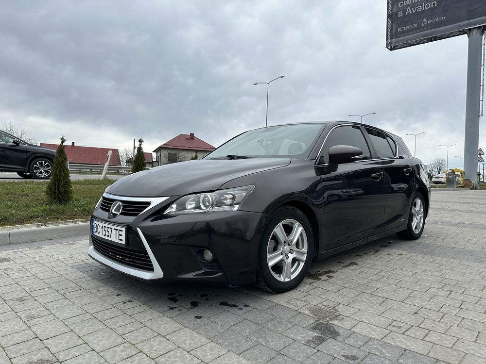 Продаю власний Lexus CT200h