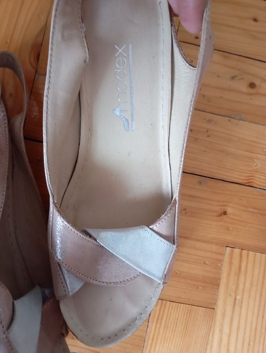 Sandały na koturnie 39