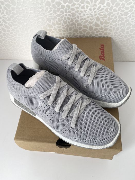 Нові зручні кросівки Bata
