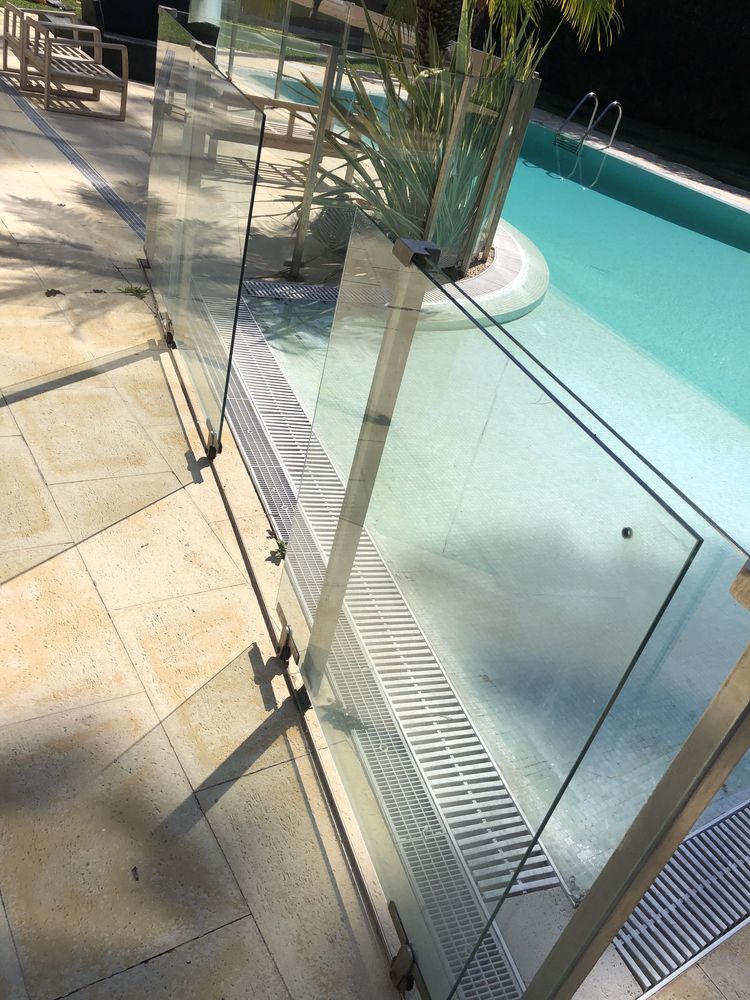 Proteção segurança guarda piscina muro vidro postes inox prumo