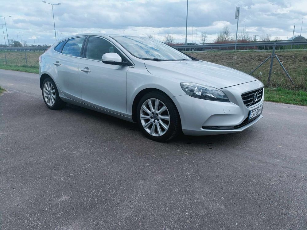 Volvo V40  Rok 2013  Diesel 1.6