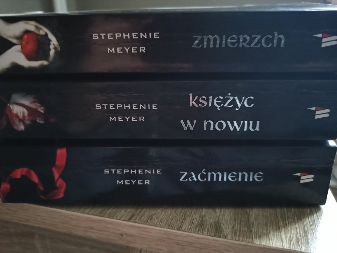 Saga zmierzch - Stephenie Meyer - zmierzch, księżyc w nowiu, zaćmienie