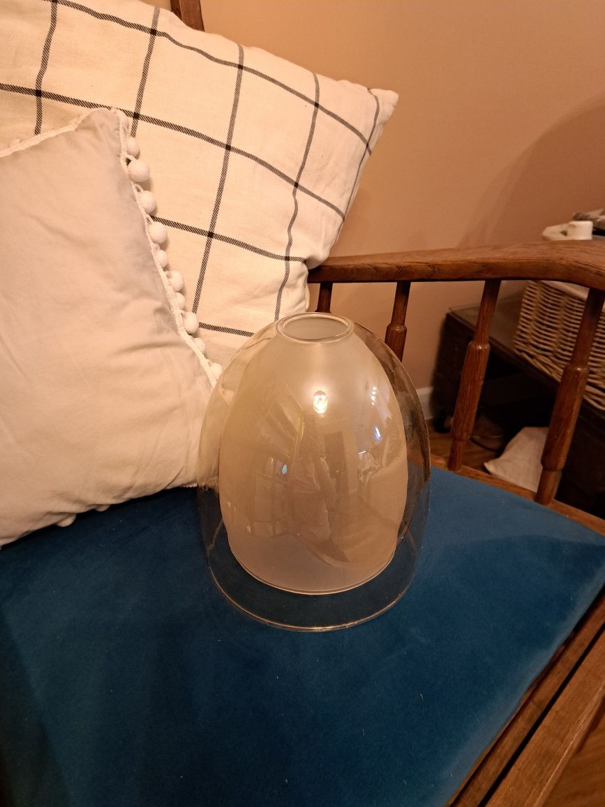 Pęknięty klosz lampy Ronda