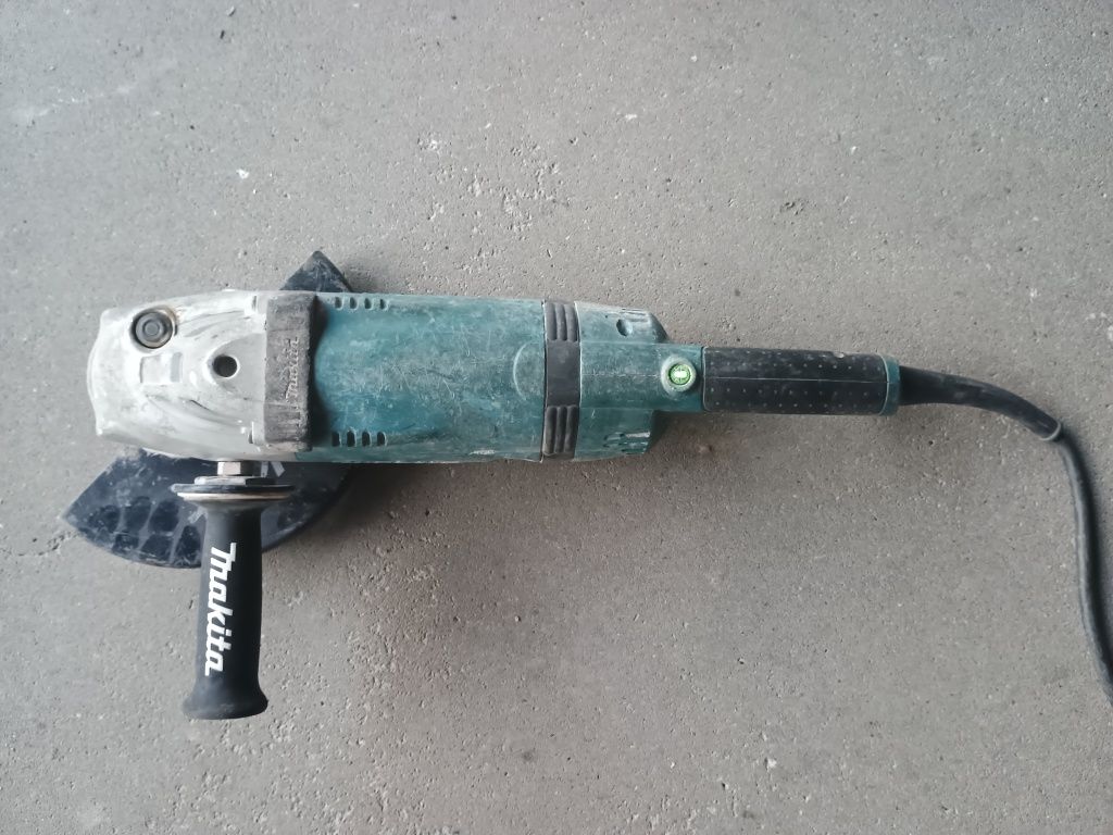 Szlifierka kątowa Makita GA 9040 R o mocy 2600 W