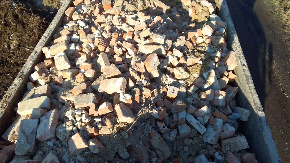 Бій цегляний,  глина, земля на підсипку.