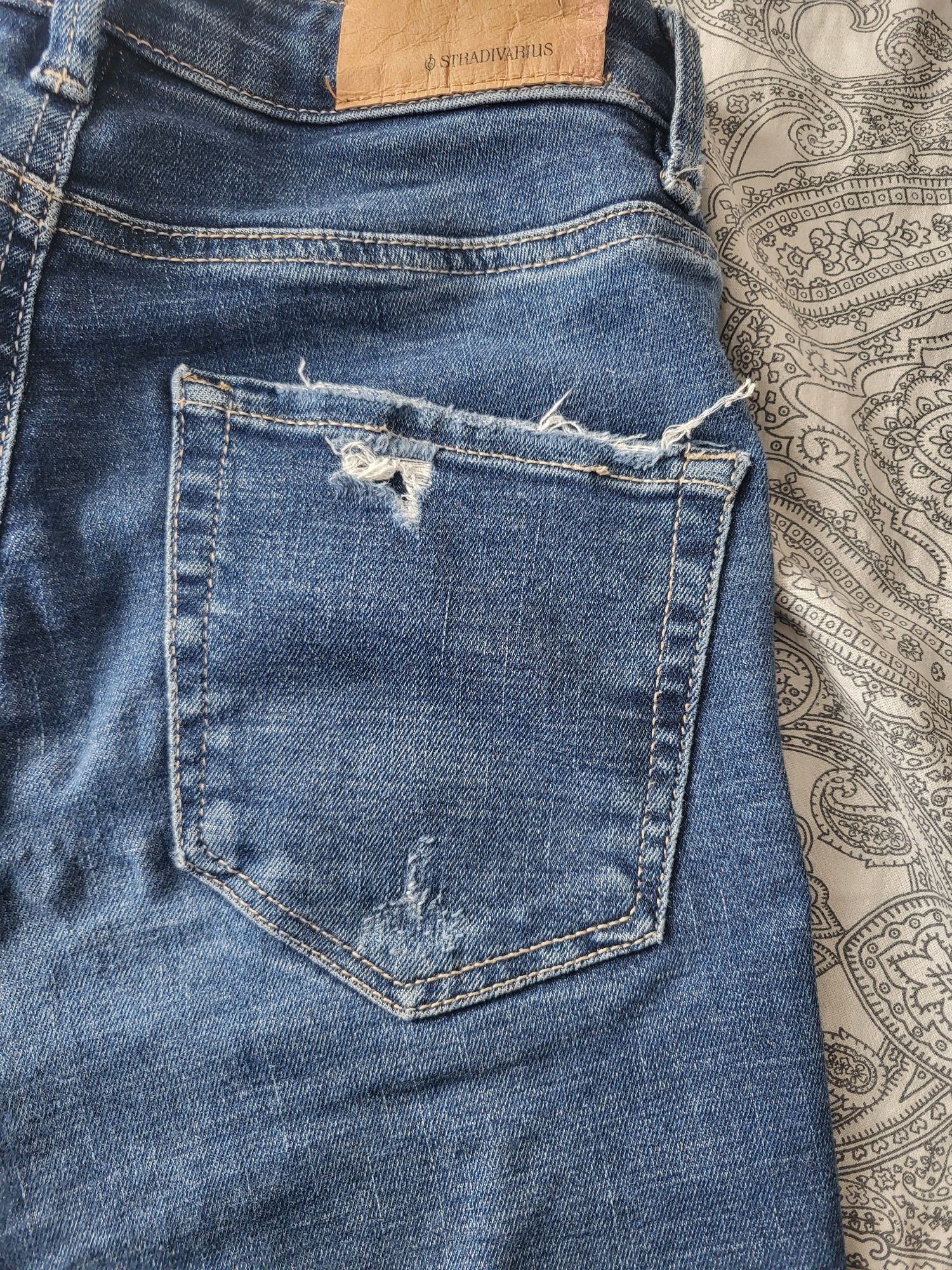 Jeansy Stradivarius petite skinny Regular rozdarcia regularny pas
