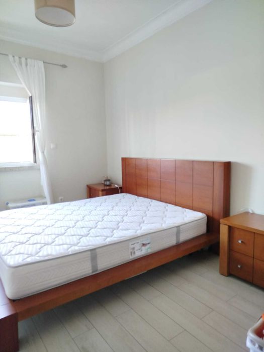 Quarto de madeira – cama, mesas de cabeceira e estante