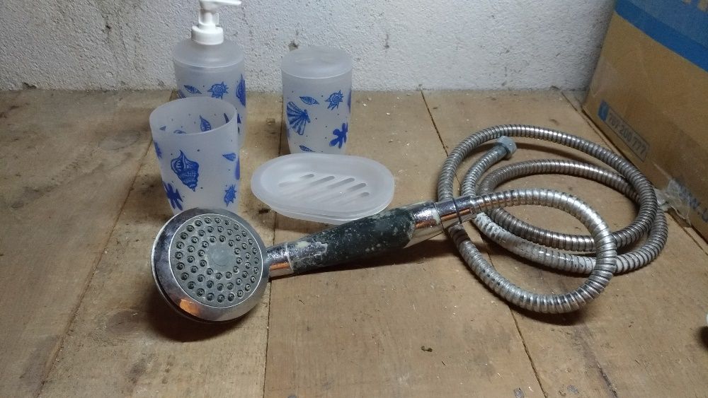 Chuveiro a funcionar e conjunto novo para casa de banho Tudo