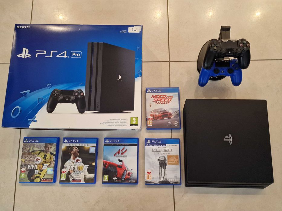 Konsola PS4 PlayStation 4 PRO 1 tb super stan z 2 padami + 5 gier