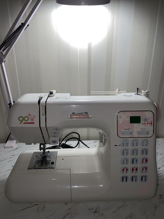 Електронна швейна машина Janome