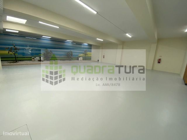 LOJA C/410m2 num só piso (Rés-do-chão) | Rua da Constituição | Já c...