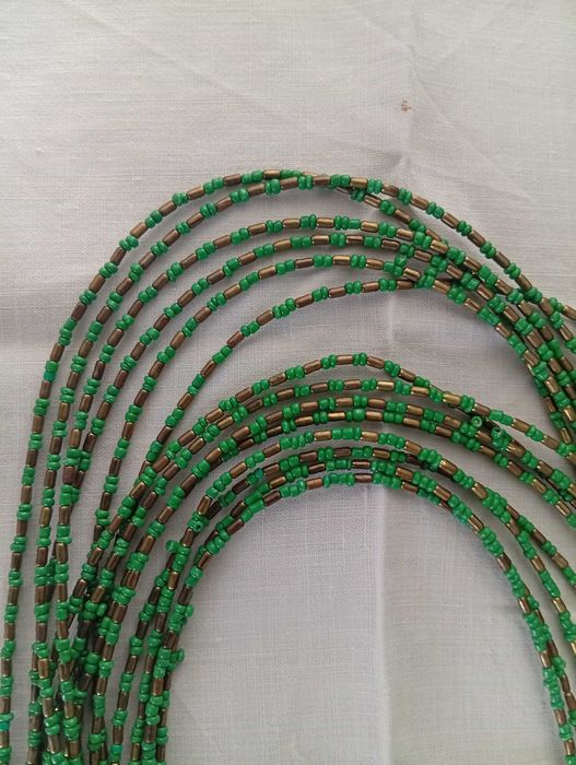 Colar de missangas verdes e douradas