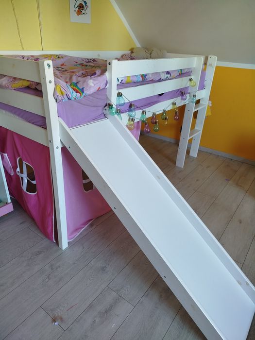 Łóżko drewniane ze zjezdżalnią dla dziecka