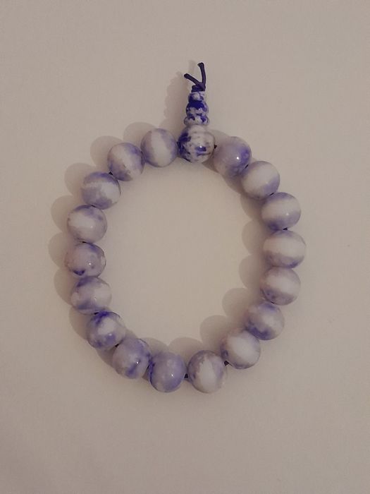 Pulseira de cor lilás e branco