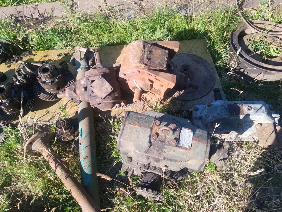 Редуктора сільхоз машин в наявності декілька штук