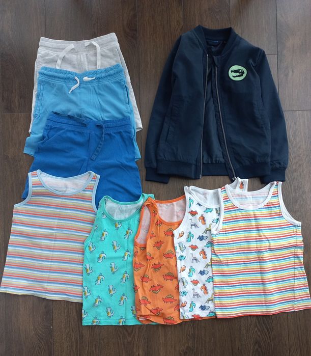 Віддам одяг на 5 років.