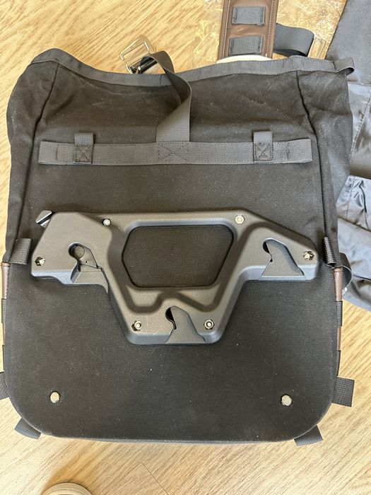 Vendo bolsa lateral SW-Motech Legend Gear LC2, com capacidade de 13,5L