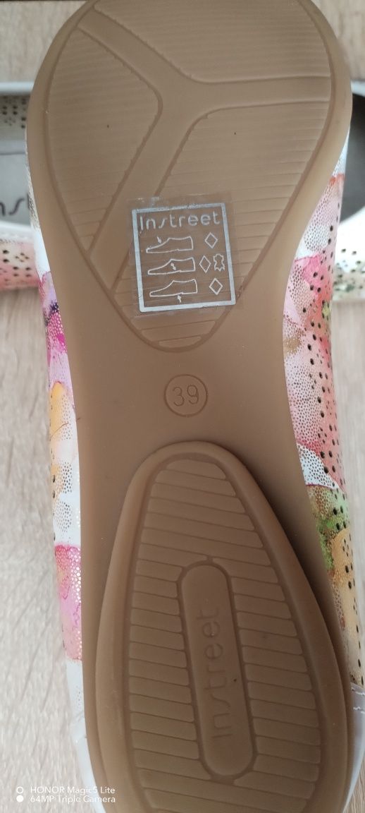 Продам женские балетки