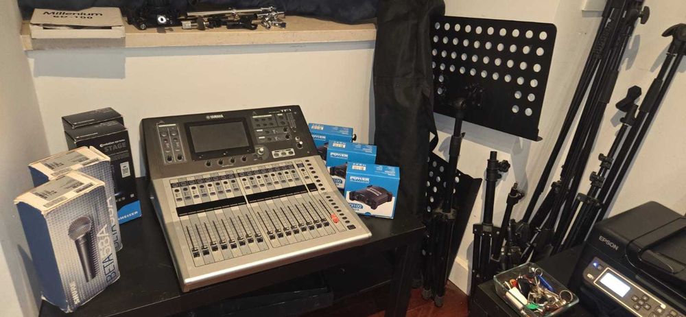 COMBO Mesa de mistura YAMAHA TF-1 + 4Mics SHURE E SENHEISER + 8 tripés