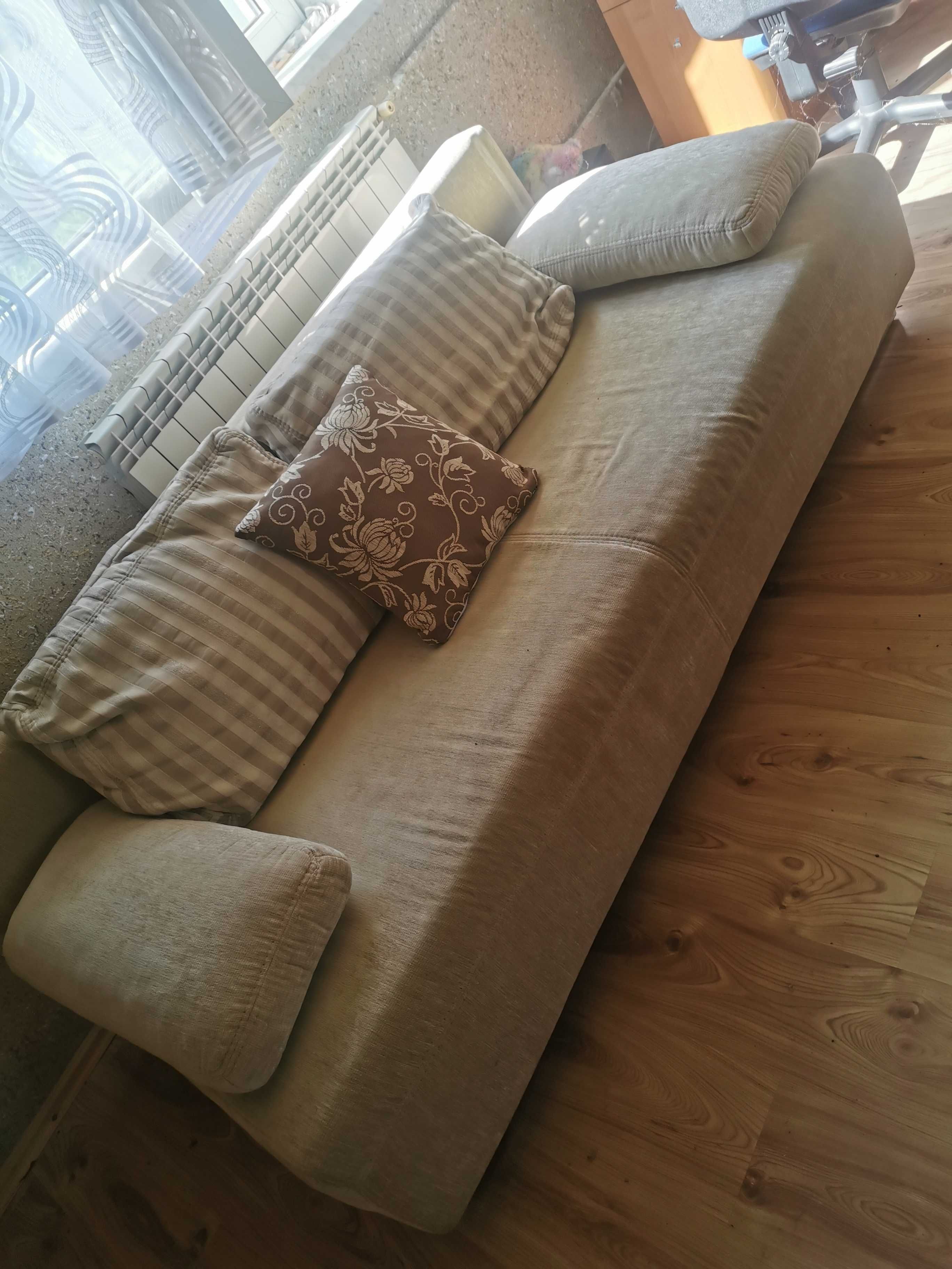 Sofa z funkcją spania oraz 6 poduszkami