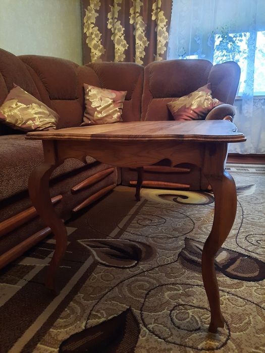 Журнальний стіл в стилі кабріоль