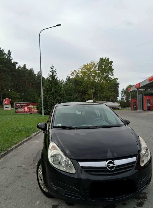 Czarny Opel Corsa