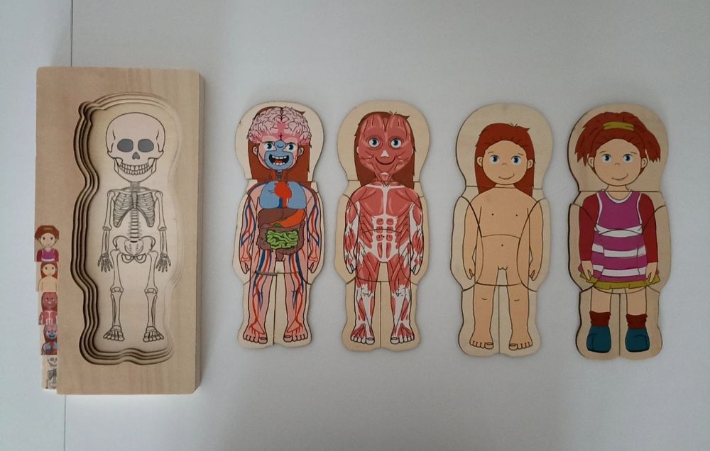 Drewniana układanka. Dziewczynka