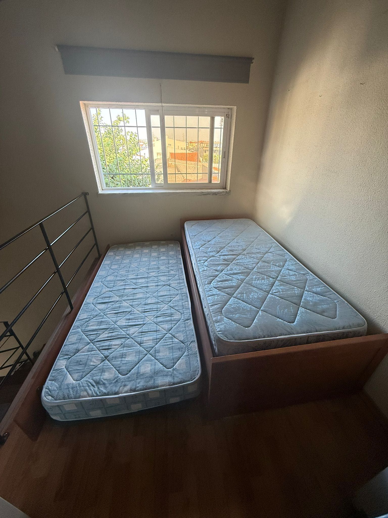 Cama dupla com gaveta + 2 colchões