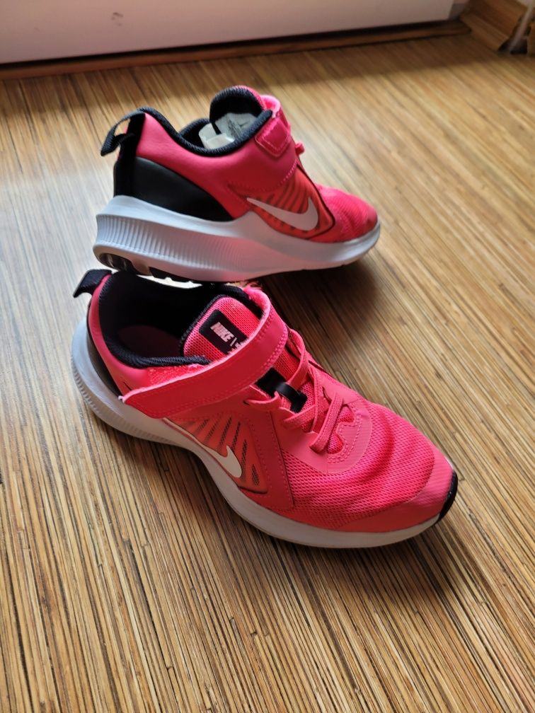 Buty Nike dziewczęce różowe rozmiar 33