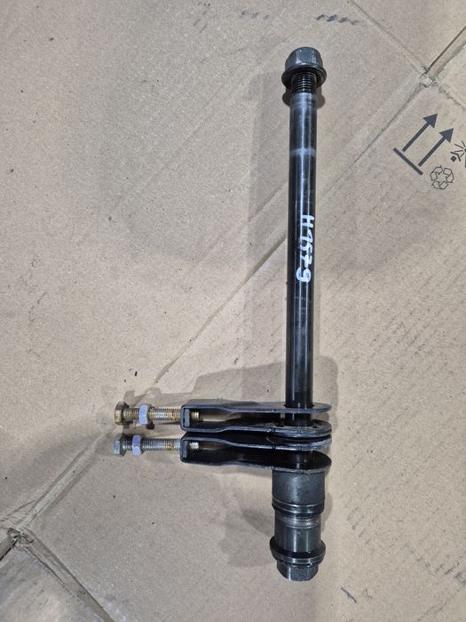 Tylna Oś Ośka z Naciągami Łańcucha Hyosung GV 125 Bobber H1579