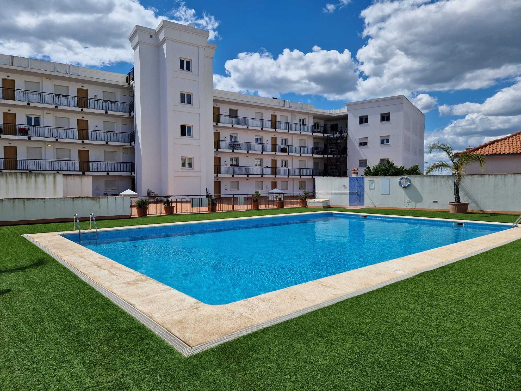T2 com garagem e piscina, perto da praia