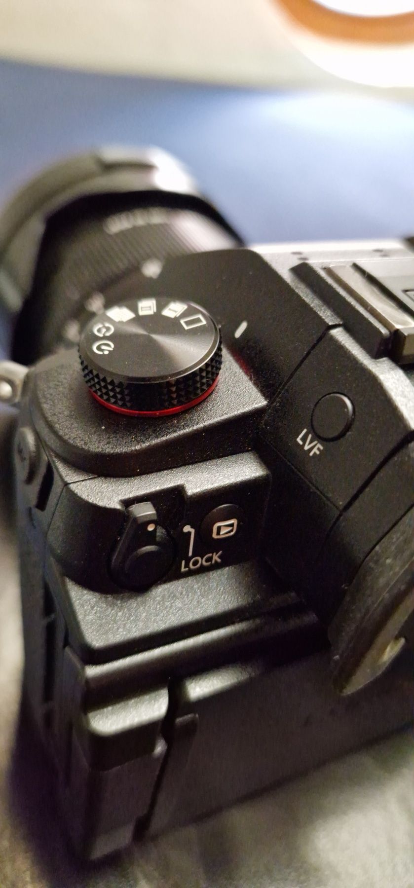 profesjonalny aparat Panasonic Lumix GH6 z obiektywem i stabilizatorem