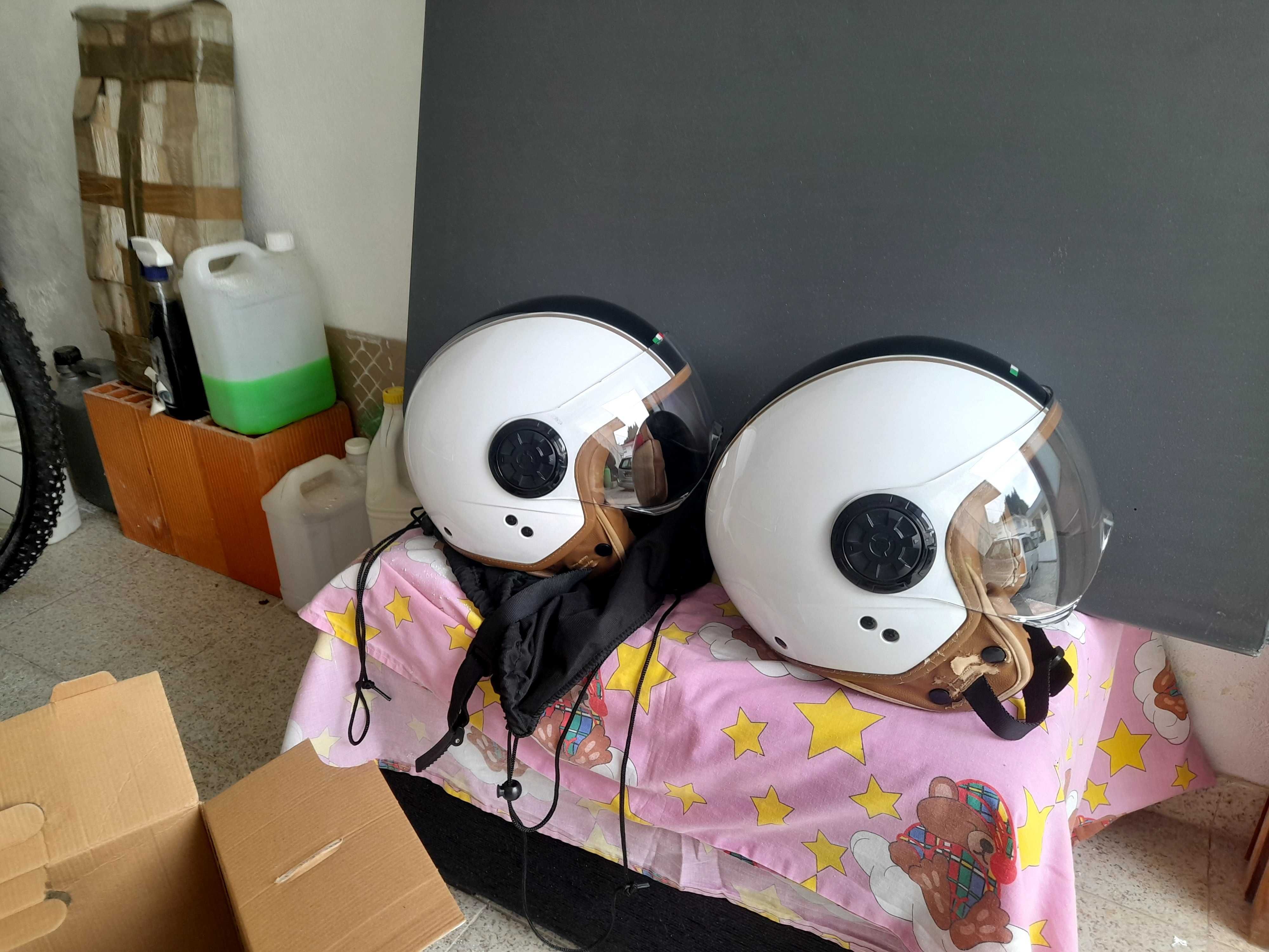 Dois capacetes para venda
