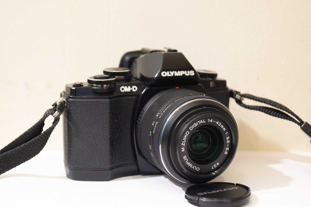 Olympus E-M10 body ! Комплект ! Хорошее состояние !