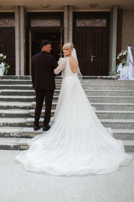 Suknia ślubna z trenem błyszcząca