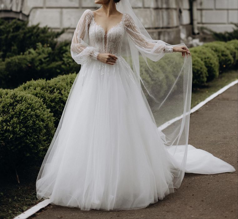 Весільна сукня зі шлейфом