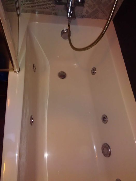 Banheira de hidromassagem com pouco uso