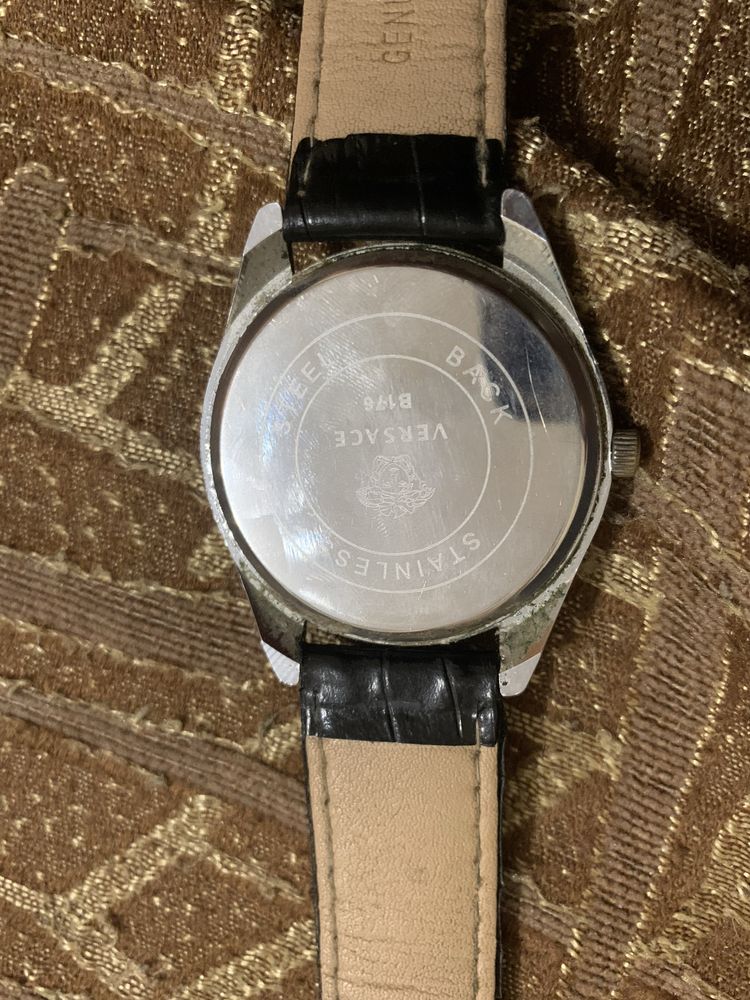 Продаю часи versace