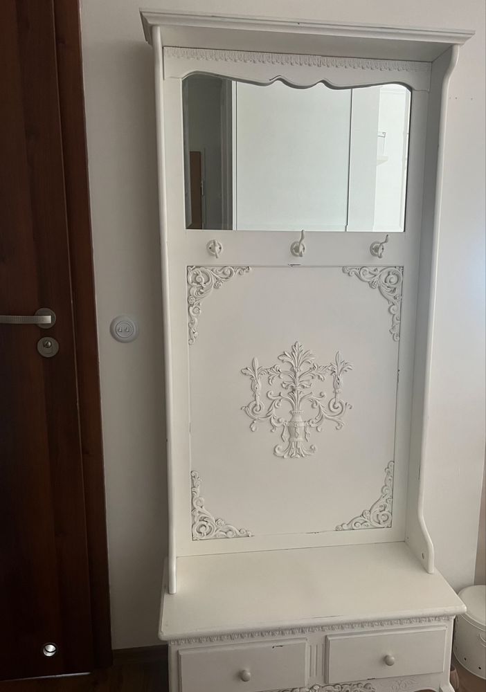 Szafka na przedpokoj z lustren i siedziskiem z dwoma poduszkami