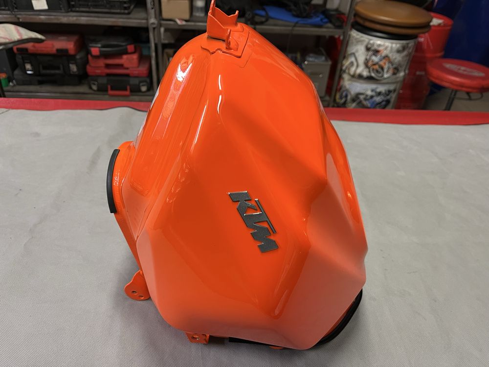 KTM RC200 23r zbiornik paliwa nowy