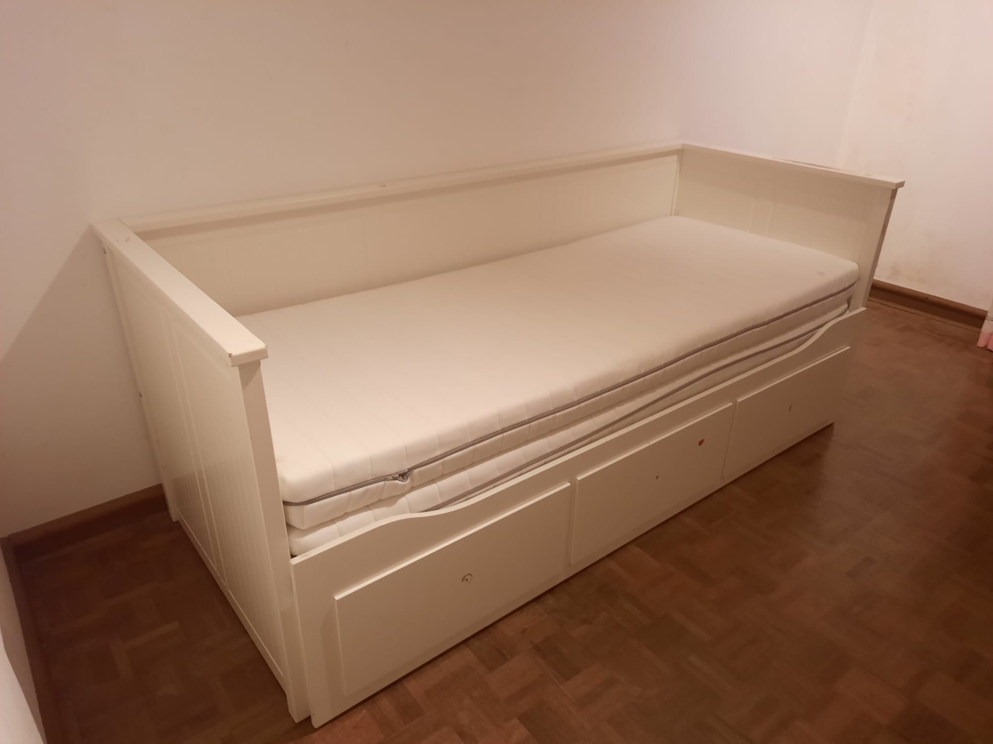Cama dupla com gavetas e colchões