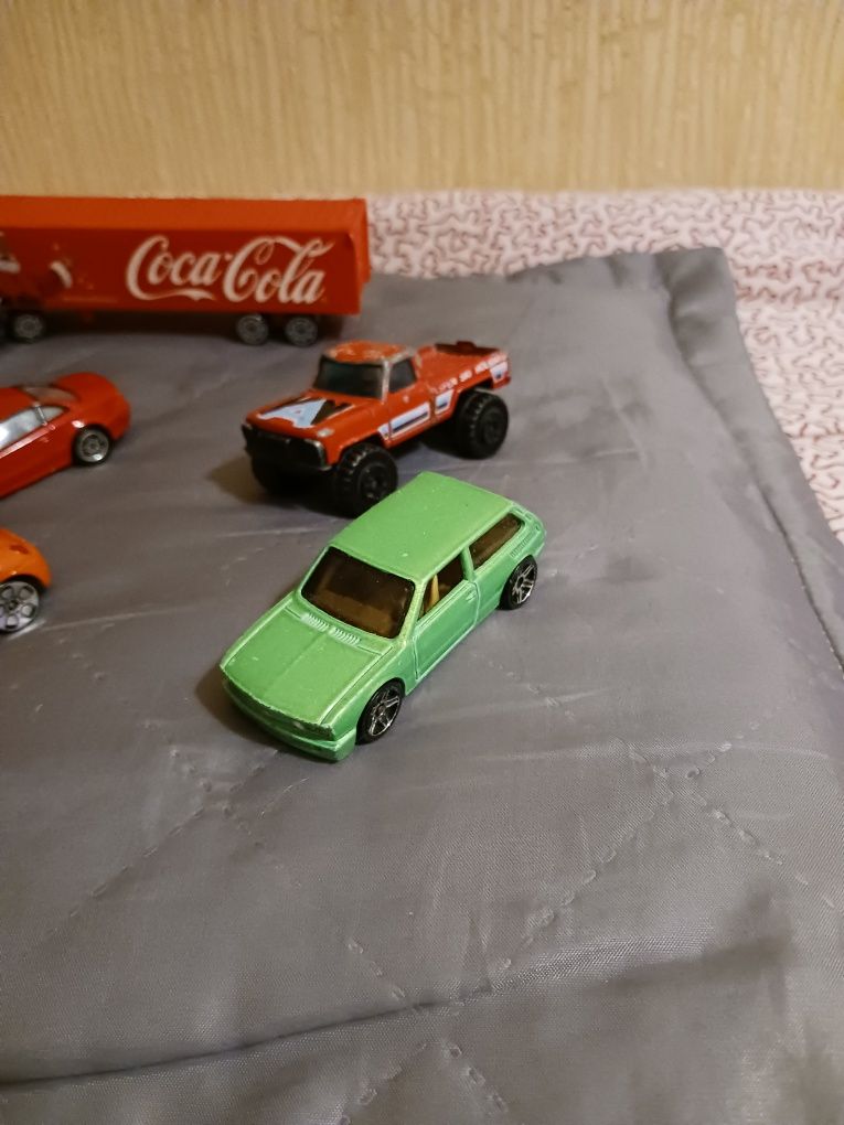 Samochody metalowe hot wheels i coca coli  za dużą czekoladę mleczną