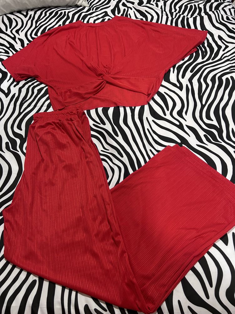 Conjunto vermelho (calça + blusa)