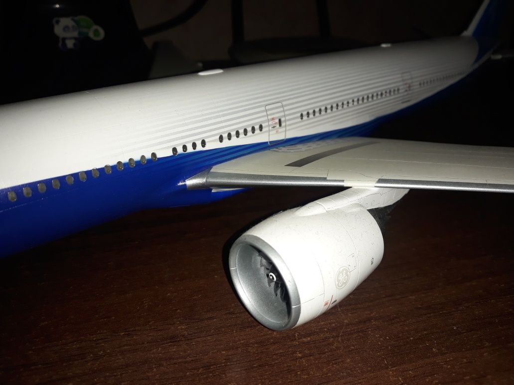 Модель самолёта Боинг (Boeing) 777-300 в 1:144 мамштабе