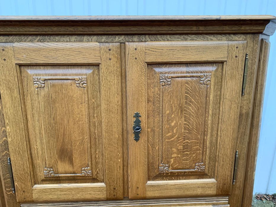 Dębowa narożna witryna .