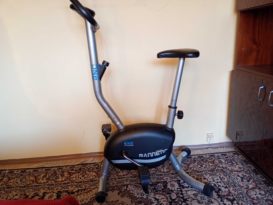 Rower stacjonarny treningowy.