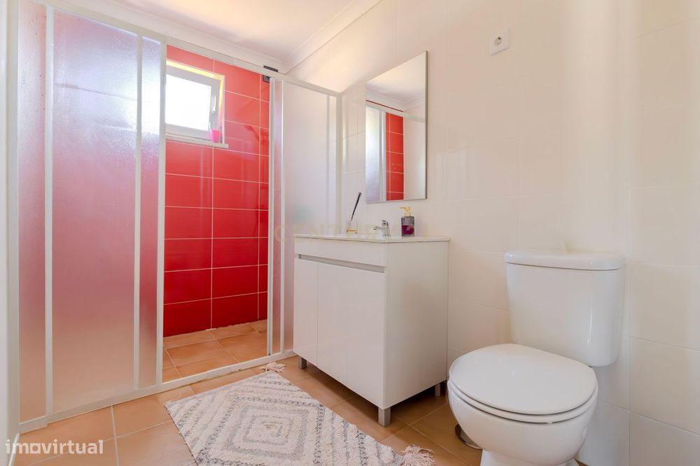 Moradia Moderna T3 com Jardim e Vista Panorâmica em Marinha Grande