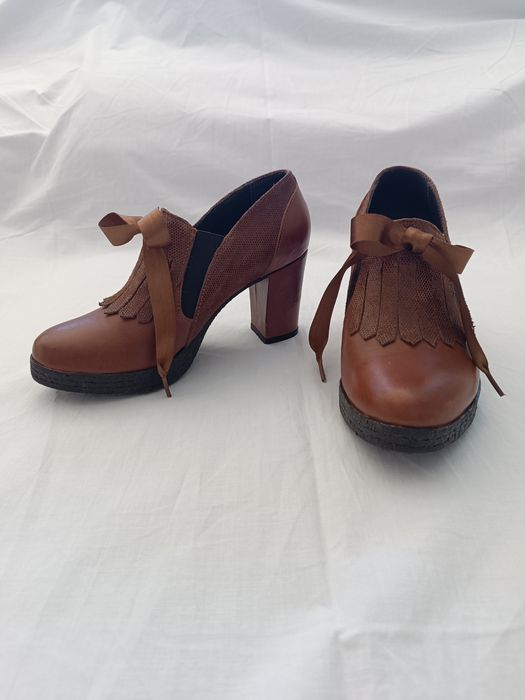 Sapato em pele castanho/camel